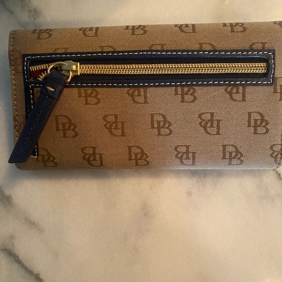 Dooney & Bourke clutch wallet - Picture 2 of 6